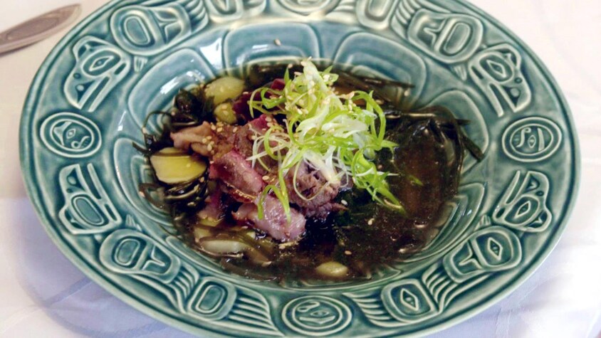 Un bol rempli de soupe de bœuf et wakamé.