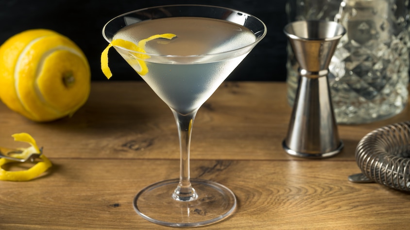 Un verre de martini garni d'un zeste de citron.