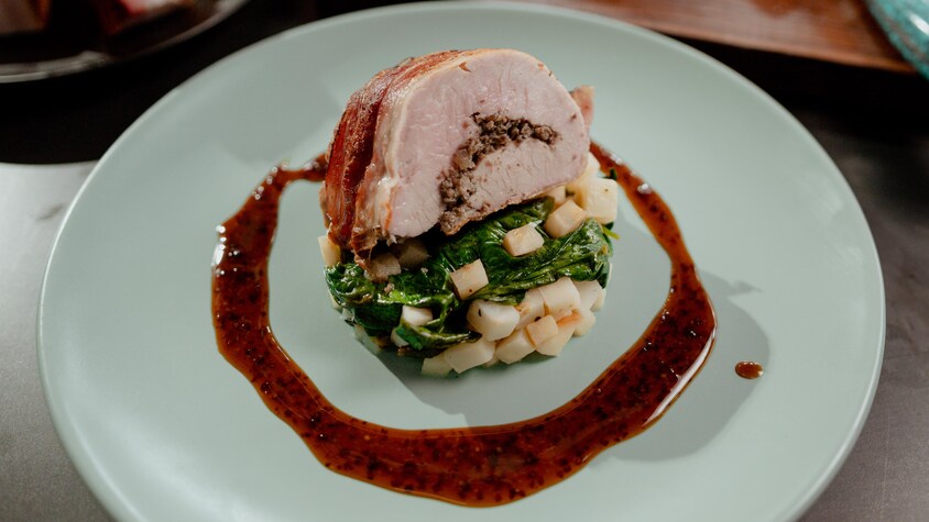 Un filet de porc farci aux champignons et au fromage déposé sur une garniture fondante de pommes, épinards et céleri-rave.