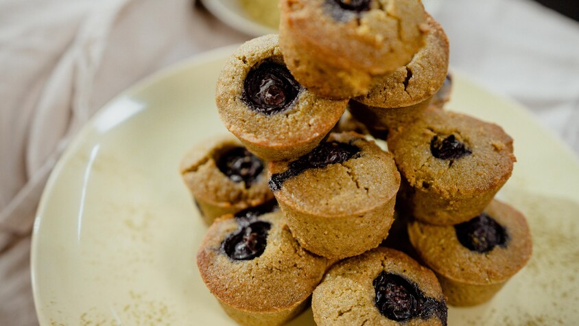 Plusieurs financiers en pyramide dans une assiette.