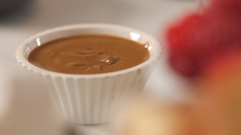 De la fondue au chocolat et au caramel dans un plat en céramique.