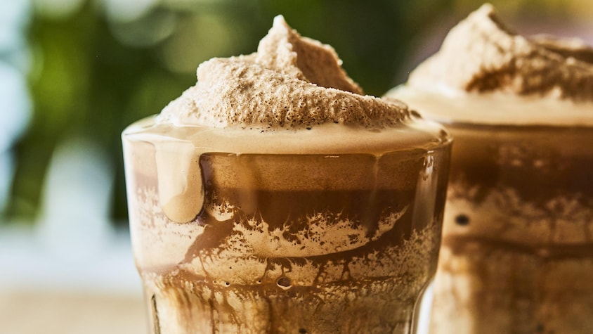 Deux verres de frappuccino maison sur un cabaret. 