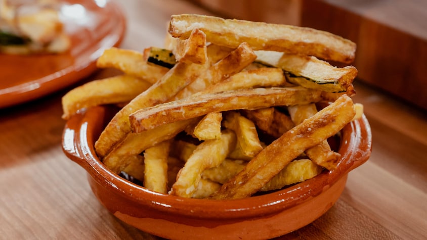 Un bol débordant de frites de courge.
