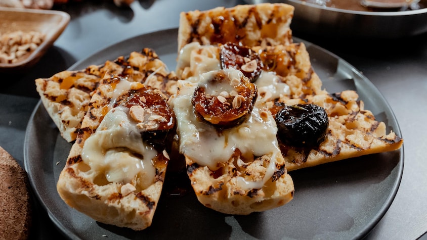 Des croûtons de pain garnis de fromage, de miel et de figues