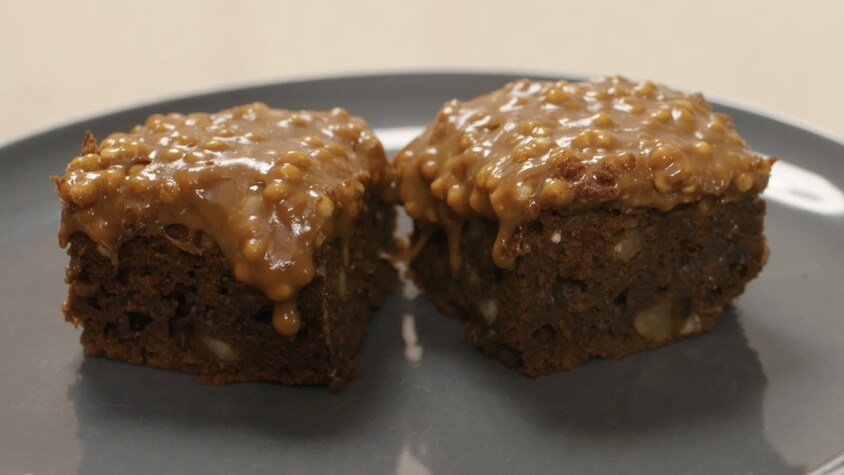 Deux brownies recouverts d'une ganache au chocolat et quinoa soufflé.
