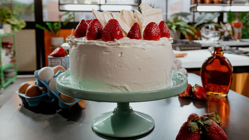 Un gâteau chiffon décoré de fraises.