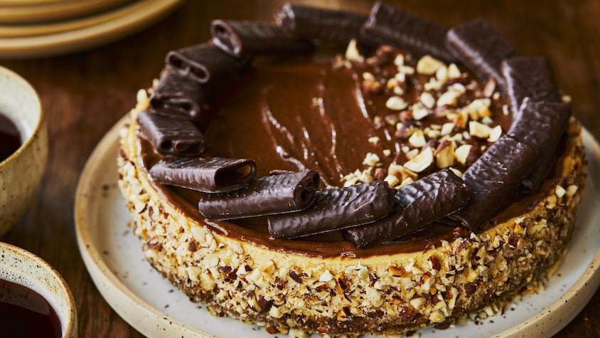 Un gâteau au fromage choco-noisettes dans une assiette de service.