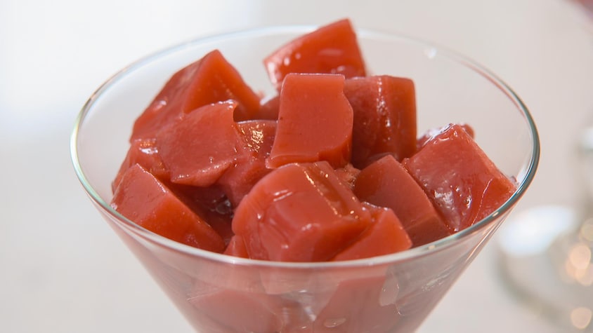 Un plat contenant des cubes de gelée végétalienne à base de purée de fruits.