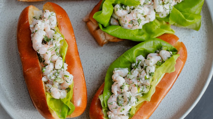 Des guédilles aux crevettes nordiques, garnies d'une feuille de laitue Boston et servies dans une assiette.