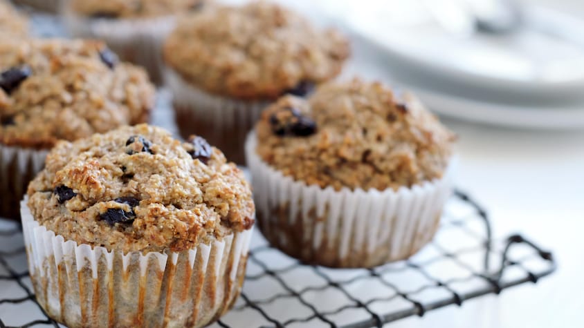 Des muffins aux céréales de son de blé refroidissant sur une grille.