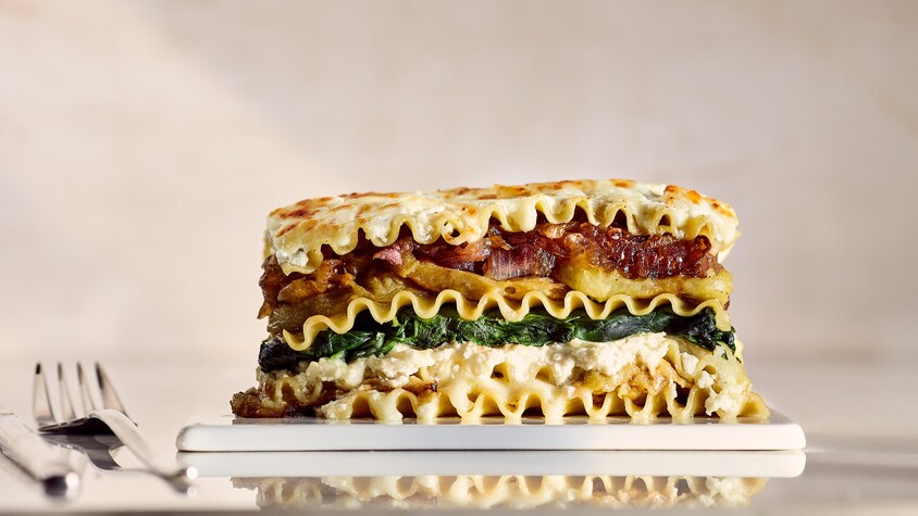 Lasagne fromagée aux aubergines rôties, aux épinards et aux oignons caramélisés à l’érable.
