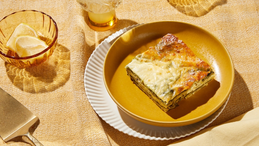 Un morceau de lasagne aux épinards et à la ricotta dans une assiette.