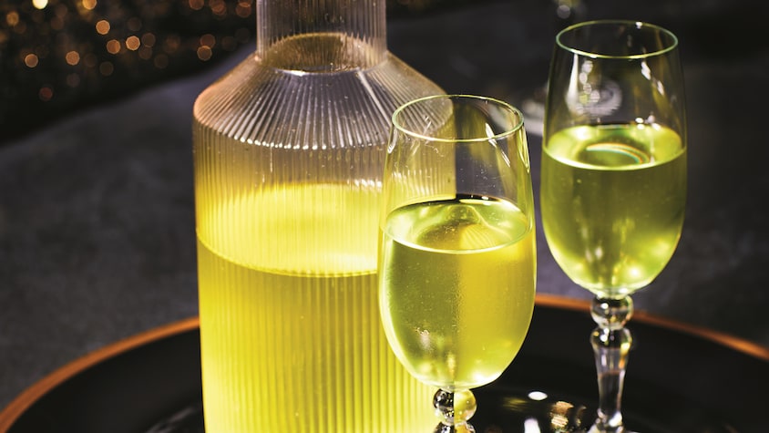 Du limoncello servi dans des flutes à champagne.