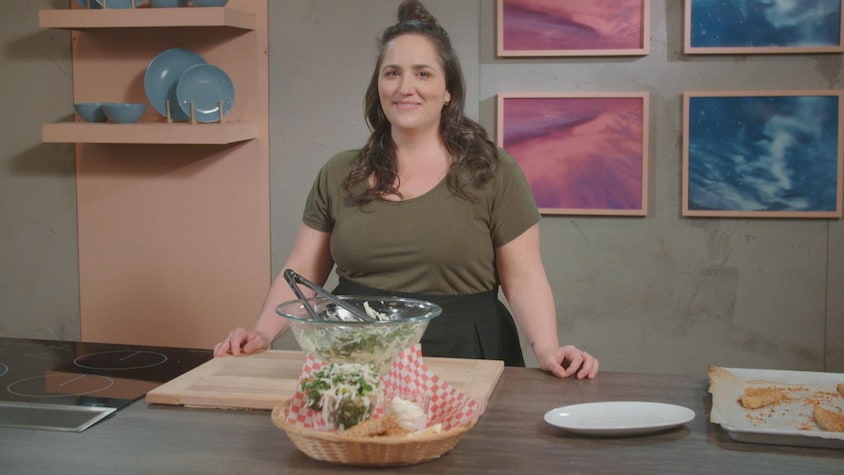 La cheffe Loounie dans une cuisine avec une salade qu'elle a cuisiné.