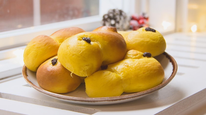 Des petits pains ronds dorés dans une assiette.