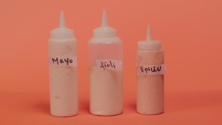 Trois pipettes remplies de mayonnaises différentes: classique, à l'ail (aïoli) et épicée.