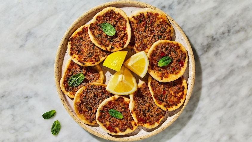 Plusieurs pizzas arméniennes à la viande dans une assiette.