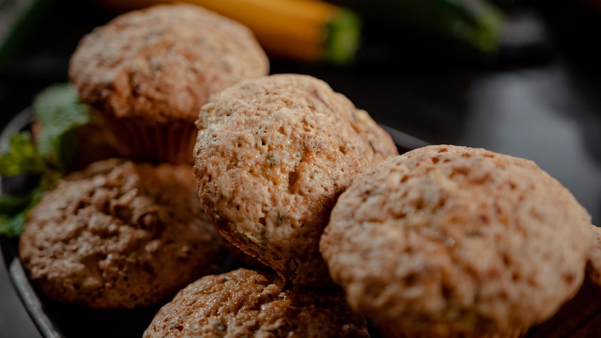 Plusieurs muffins aux courgettes prêts à être dégustés.