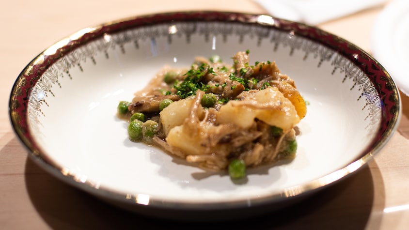 Des cubes de porc avec des légumes dans une assiette.