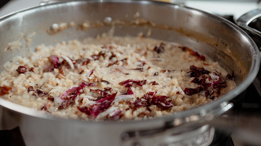 Une casserole remplie d'orgetto aux topinambours.