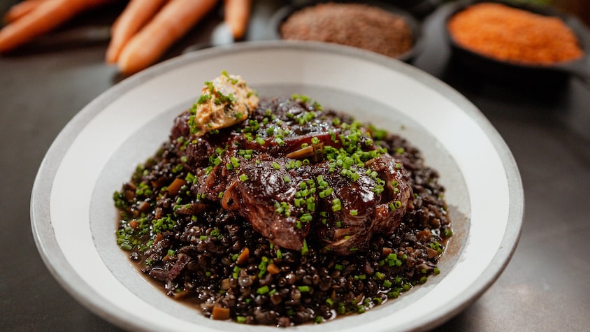De l'osso buco de porc au vin rouge dans un bol.