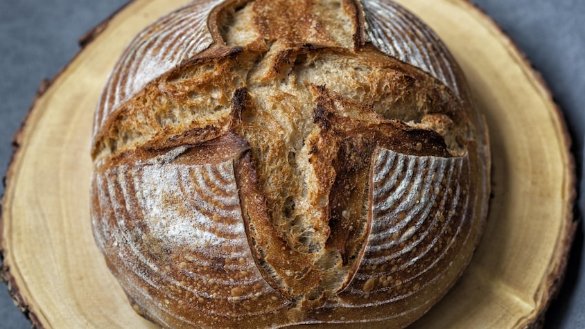 Une miche de pain français sur une planche en bois.