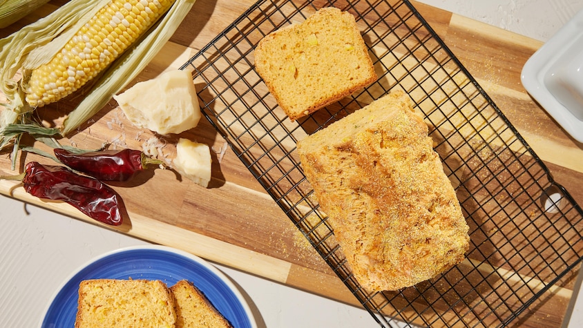 Un pain au maïs sur une grille.
