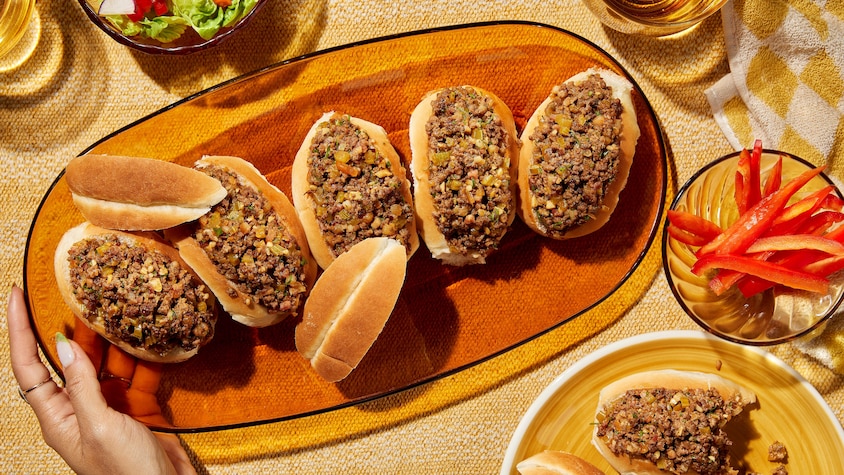 Des petits pains farcis style gombo dans une assiette.