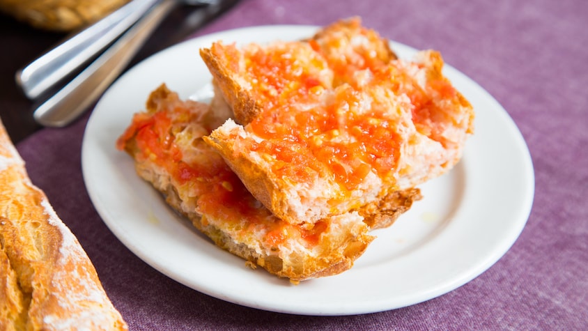 Des morceaux de pain aux tomates.