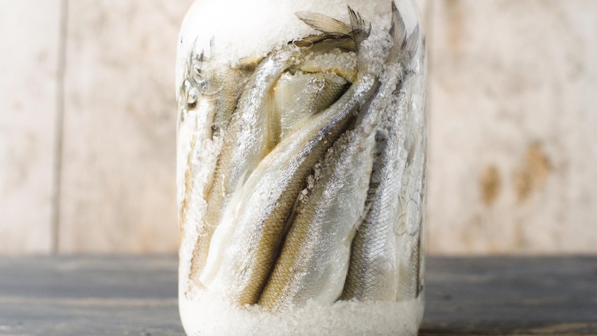 Des éperlans au sel dans un pot en verre.