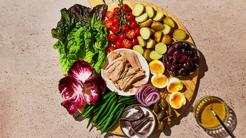 Un plateau pour l'apéro avec tous les ingrédients d'une salade niçoise.