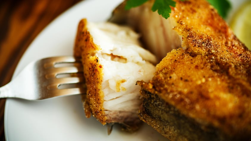 Poisson croustillant dans une assiette.