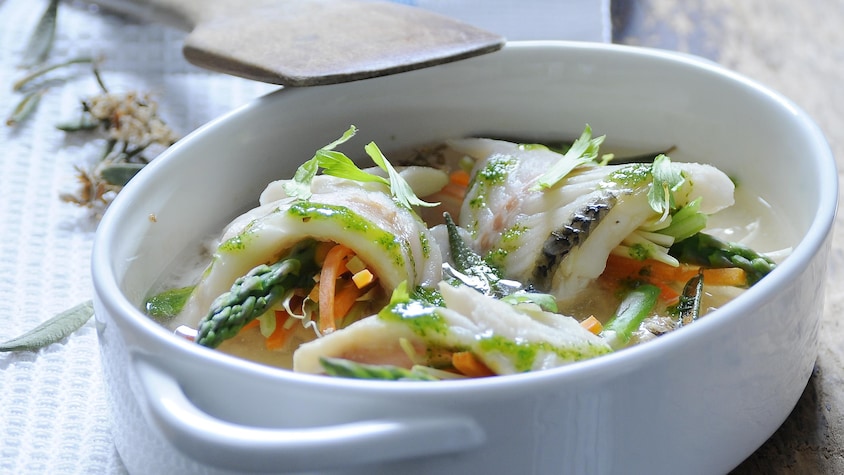 Un plat creux avec des roulades de corégone farcies aux légumes.