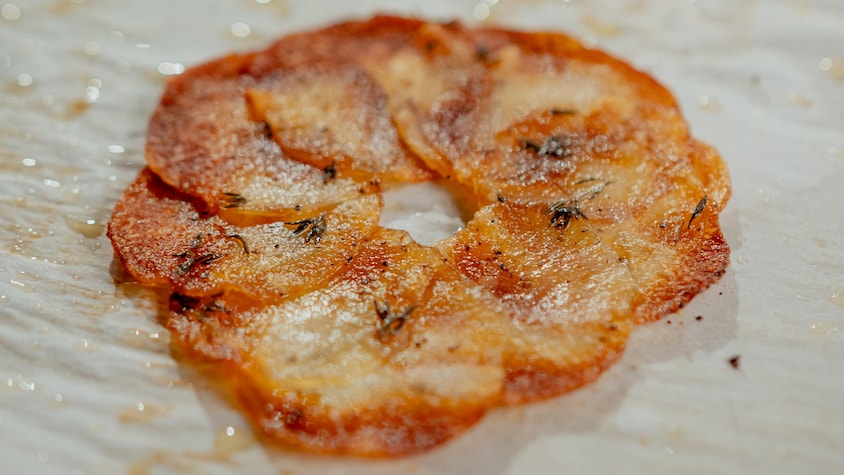 Une pomme de terre Maxim's sortant du four sur un papier parchemin.