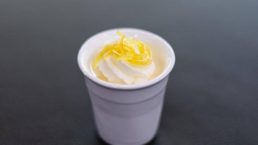 Une petite tasse contenant du posset au citron.