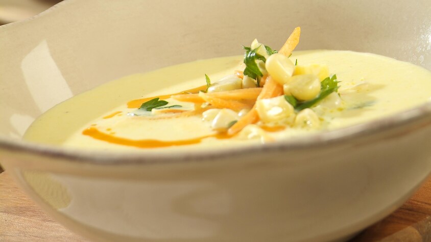 Un bol rempli de potage de maïs.