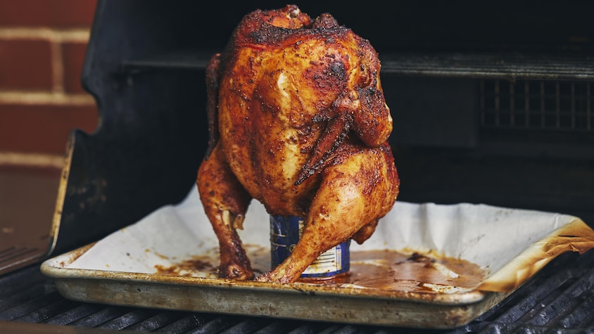 Un poulet cuit sur une cannette de bière.