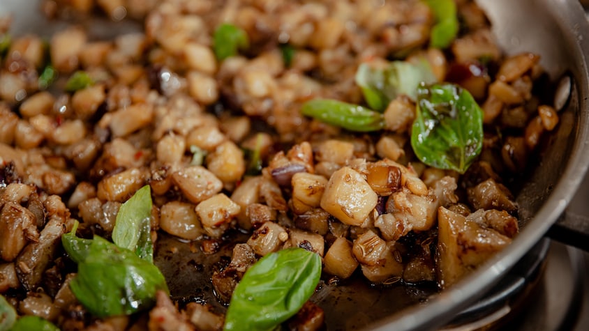 Une poêle remplie de ragoût d'aubergines.