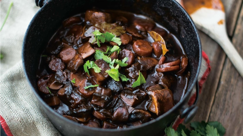 Du ragoût bourguignon de portobellos dans un bol.