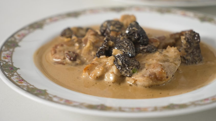 Des ris de veau poêlés servis avec une sauce aux champignons.