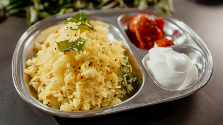 Du riz à la lime dans une assiette compartimentée avec deux sauces.