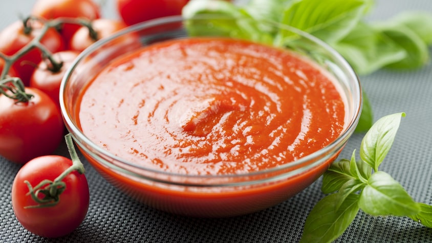 Un plat de sauce tomate.