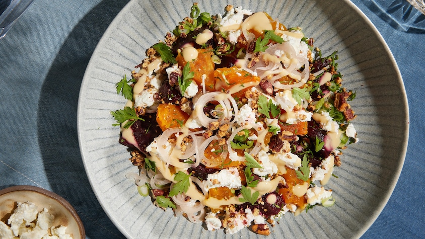 Une assiette avec de la salade de betteraves et fromage de chèvre.