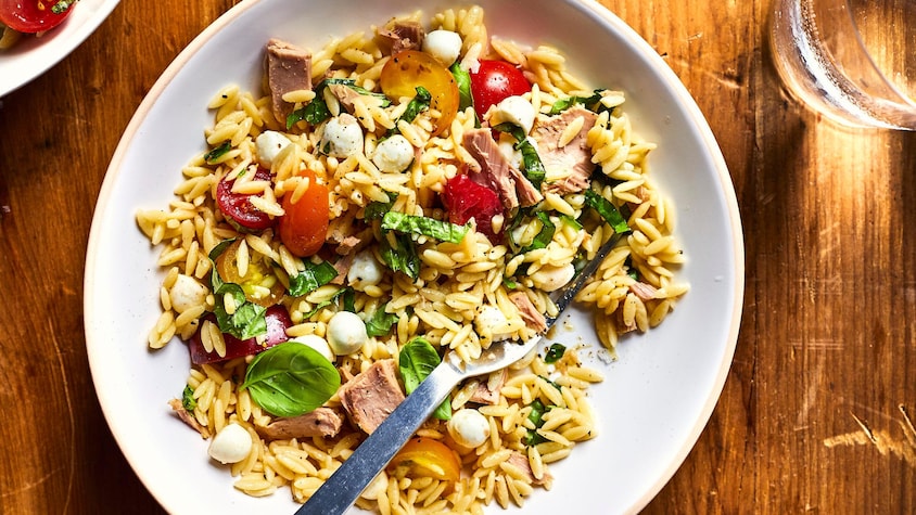 Salade d’orzo aux tomates et au bocconcini dans une assiette.