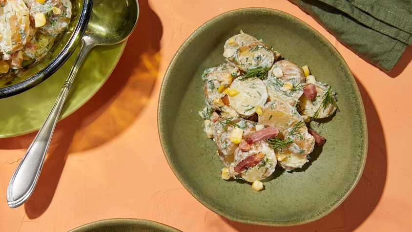 Salade de pommes de terre dans une assiette