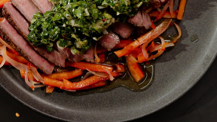 De la salade de poivron recouverte de souskay de bœuf.