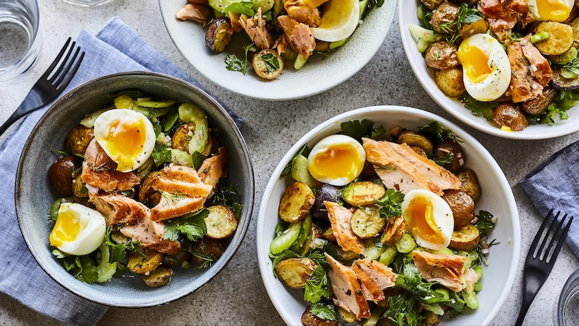 Salade de pommes de terre au saumon fumé dans quatre bols.