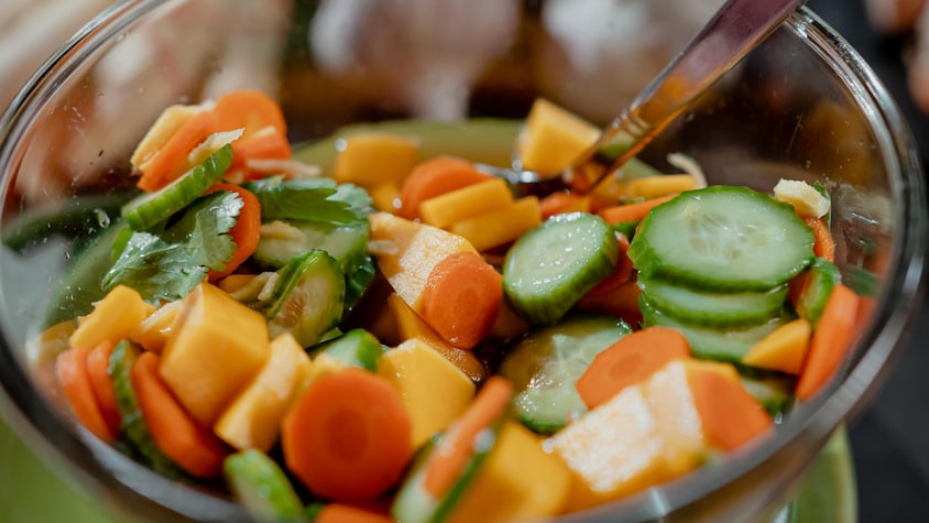 Une salade thaïe de légumes dans un bol.