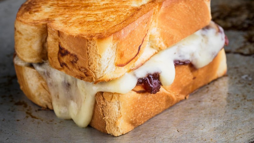 Un sandwich grillé au fromage.