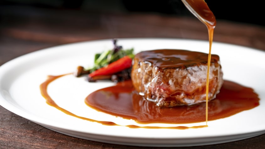 Un steak recouvert de sauce demi-glace.
